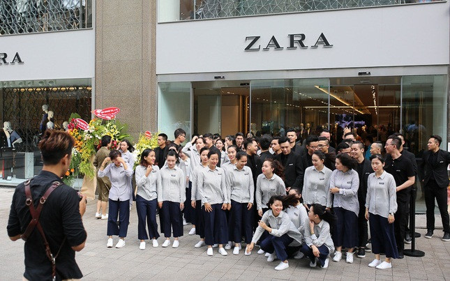 Địa điểm chính của Zara Sài Gòn rất đẹp. Nằm ở Trung tâm Thương mại Vincom đường Lê Thánh Tôn. Cửa hàng này nằm ở tầng một và có diện tích rất lớn, kéo dài hết chiều ngang của khu thương mại.