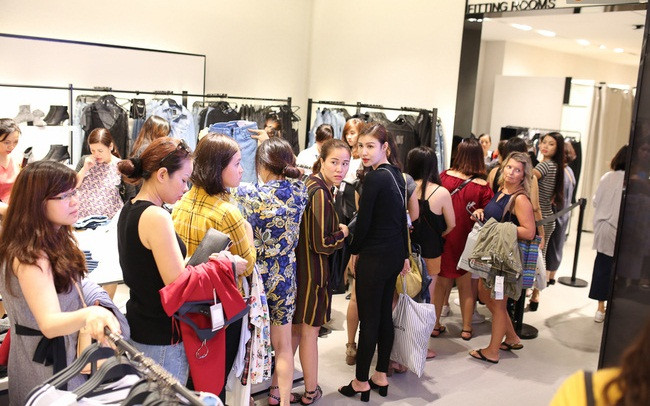 Sáng ngày hôm nay, ngày đầu khai trương thời trang giá rẻ Zara tại Việt Nam. Giới mộ điệu của cả Tp.HCM, đầy đủ giới tính lẫn độ tuổi đều đổ xô đến Vincom Lê Thánh Tôn để hòa mình vào tình yêu đối với thương hiệu bình dân số 1 thế giới.