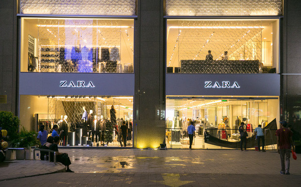 Ông chủ của tập đoàn Inditex mở cửa hàng Zara ở Việt Nam là tỷ phú người Tây Ban Nha Amancio Ortega - Người từng có thời điểm soán ngôi giàu có nhất thế giới của tỷ phú người Mỹ Bill Gates.