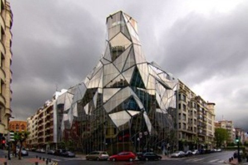 Trụ sở y tế Basque, Bilbao, Tây Ban Nha. Vẻ đẹp của công trình này có thể khiến bạn nghĩ nó là một bảo tàng nghệ thuật hơn là một khu văn phòng. Các mặt kính đa diện cho phép ánh sáng tự nhiên đi vào bên trong, làm cho không gian sáng hơn và còn phản chiếu cả bầu trời. Đây cũng là điểm thu hút khách du lịch ở Bilbao.