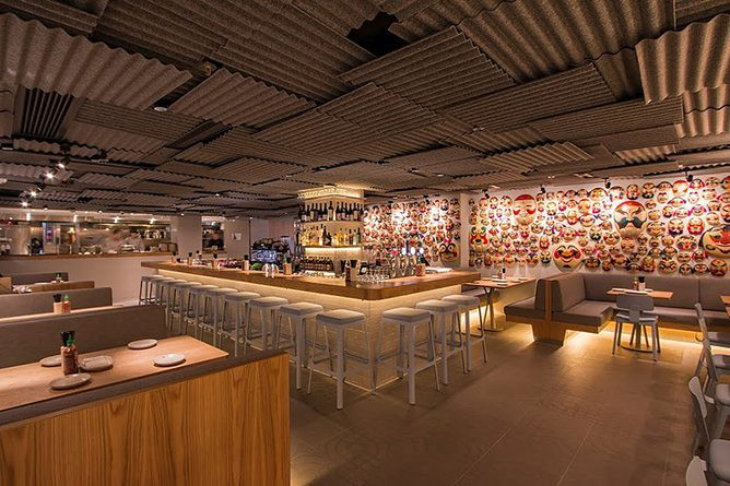 Nhà hàng đầu tiên là Viet Kitchen & Bar chuyên thức ăn nhanh của Việt Nam. Nhà hàng đặc biệt ở chỗ không chỉ có không gian để thưởng thức các món ăn mà còn có không gian thoải mái để trò chuyện với bạn