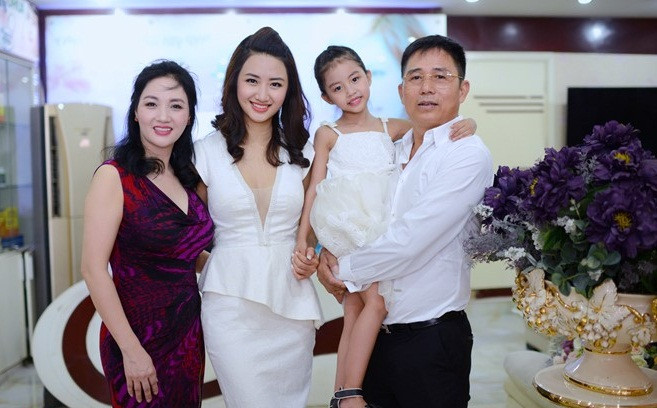 Mẹ hoa hậu, bà Lê Thanh Hòa là một người phụ nữ đẹp và thành đạt. Bà Hòa làm chủ spa tại nhà và còn có thêm 2 công ty kinh doanh ô tô và lốp ô tô. Cha dượng của hoa hậu, ông Lê Sỹ Hiệp cũng là một doanh nhân có tiếng của đất cảng.