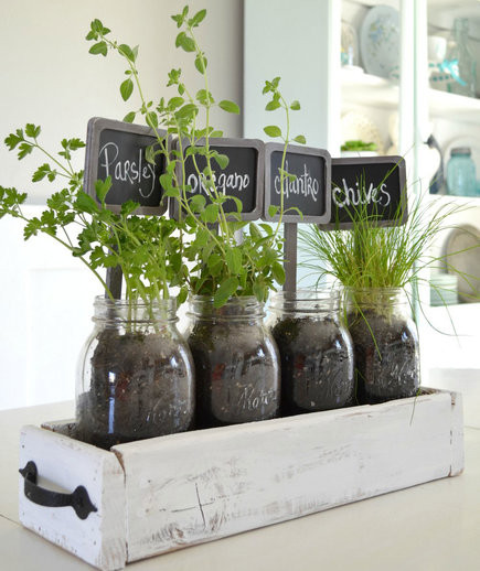 Bàn làm vườn. Đặt những chậu cây trồng này trên bàn ăn hoặc trên cửa sổ để có thêm chút không khí của cây xanh. Bảng tên cây có thể được làm từ gỗ thải hoặc bảng trẻ em không dùng đến.