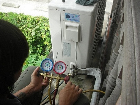 Theo anh Thuyết, trong trường hợp bị thợ sửa chữa báo điều hòa hết gas, bạn nên chú ý kiểm tra những điểm sau: "Nếu bị xì hết gas hoặc nếu bị thiếu gas thì máy sẽ kém lạnh, có hiện tượng bám tuyết ngay van ống nhỏ của dàn nóng. Dòng điện hoạt động thấp hơn dòng định mức ghi trên máy. Trong một số máy điều hòa không khí, khi bị thiếu gas board điều khiển sẽ tự động tắt máy sau khoảng 5-10 phút và báo lỗi trên dàn lạnh".