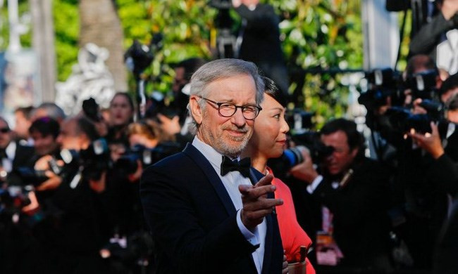 Đạo diễn nổi tiếng Steven Spielberg. Đạo diễn này bỏ Hollywood để khám phá nền văn hóa nông thôn ở Ireland. Ông cũng dành mùa hè ở một thị trấn nhỏ ở nước này, trọ trong một nhà nghỉ bình dân đơn giản để hiểu thêm cuộc sống của người dân bình thường.