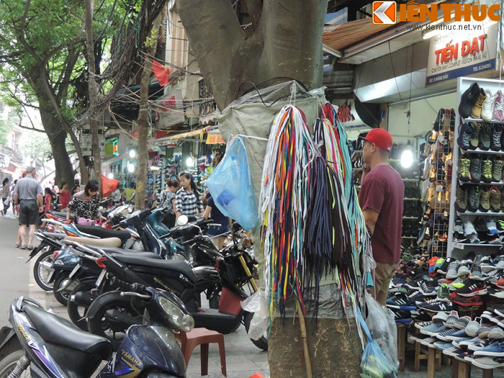 Đóng đinh, dùng ni long bao quanh để treo dây giày bán, treo đồ ăn, treo túi đựng rác thải... Bạn Hoa (25 tuổi, sinh viên trường Đại học Khoa học xã hội và Nhân văn, Hà Nội) cho biết: "Thi thoảng mình hay đi bộ ở phố cổ, mình thấy lạ vì nhiều cửa hàng kinh doanh ở phố cổ tận dùng thân cây xanh để đóng cọc, làm giá treo hàng bán... nhưng sao không thấy bị cấm".