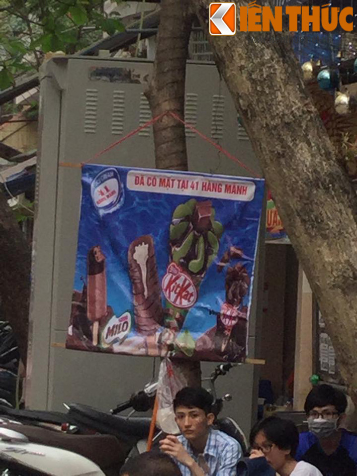 Nhiều cây xanh phải đeo “phụ kiện” bất đắc dĩ, vừa “nặng” vừa không hợp “thời trang”.