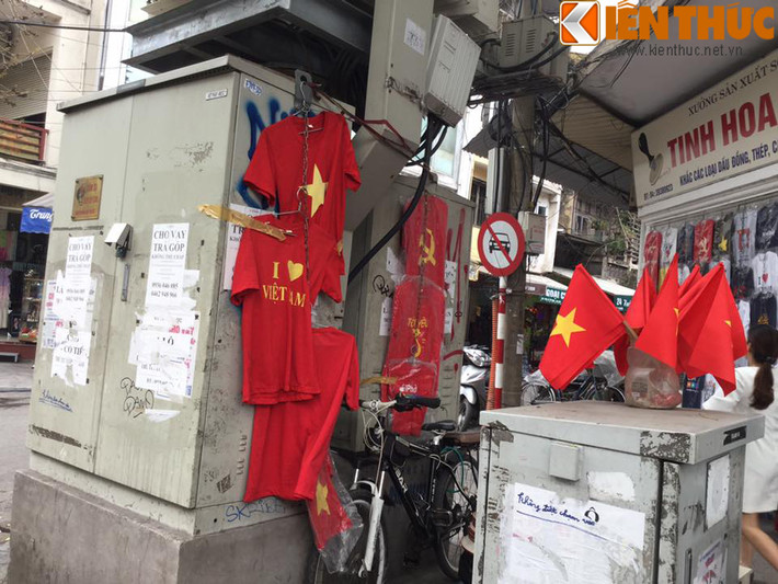 Một kiểu bán hàng vừa làm mất mỹ quan đô thị vừa rất nguy hiểm khác đó là treo áo quần lên các trạm điện.