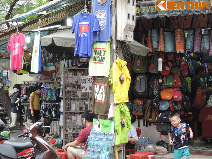 Áo quần, nước uống treo la liệt trên cột điện ở phố cổ.