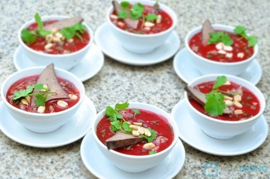 Tiết canh lợn thường chứa nhiều vi khuẩn liên cầu lợn nhất, tấn công rất nhanh, chỉ trong 16 giờ sau khi ăn.