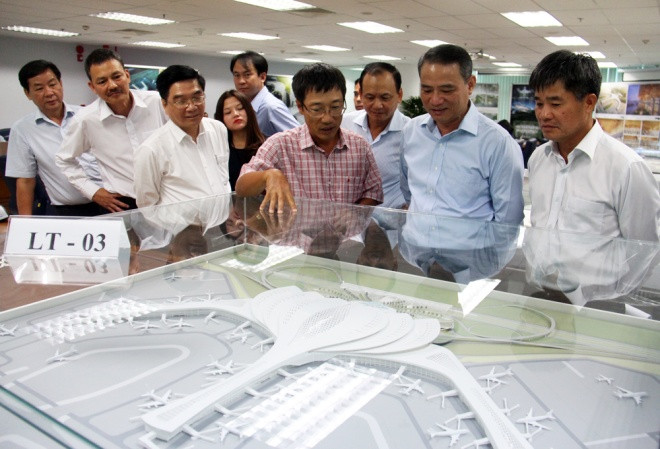 Sân bay Long Thành khi hoàn thiện sẽ có nhà ga cảng hàng không lớn nhất thế giới. Nhà ga đang được đề xuất 3 phương án: mái nhà ga cách điệu hình lá cọ, hình hoa sen và nội thất tre.