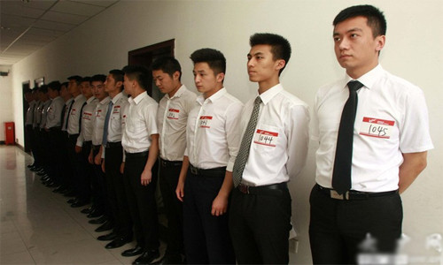 Tiêu chí đầu tiên để trở thành một tiếp viên của các hãng hàng không ở Việt Nam là ngoại hình phải khả ái, chiều cao phù hợp, lý tưởng. Không ít những nam tiếp viên hàng không Việt khiến các cô nàng phải ngoái nhìn khi sở hữu được những yếu tố trên.