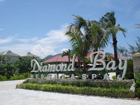Diamond Bay Resort & Spa Nha Trang. Đây là một thương hiệu nổi tiếng và thu hút nhiều du khách khi đến Nha Trang, thuộc quần thể du lịch Diamond Bay City. Tổ hợp spa resort này được thiết kế theo tiêu chuẩn cao cấp (4 sao) với những toà căn hộ resort và các bungalow cao cấp xen kẽ tạo nên quần thể hài hoà, thoáng rộng.