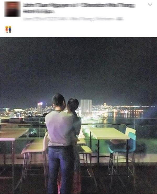 Là một trong những mỹ nhân kín tiếng về chuyện đời tư Á hậu Thúy Vân chưa bao giờ hé lộ về nửa kia của mình. Tuy nhiên mới đây, một người được cho là bạn trai của Á hậu quốc tế 2015 đã bất ngờ chia sẻ hình ảnh Thúy Vân hôn má tình cảm lẫn hình ảnh anh ôm chặt Thúy Vân từ phía sau.