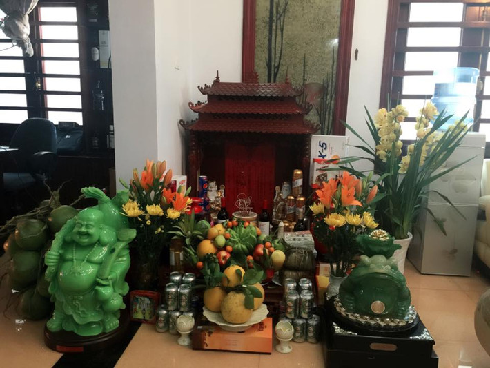 Góc nhỏ thờ thần tài lộc, phù hộ kinh doanh tươi tốt.