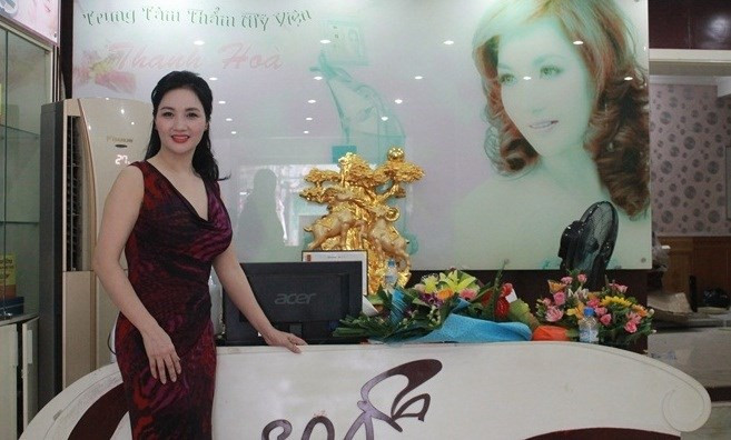 Thẩm Mỹ viện do mẹ hoa hậu Thu Ngân làm chủ. Bà Thanh Hòa là một người phụ nữ mỹ miều, có người còn khen ngợi bà có phần đẹp hơn con gái mình.