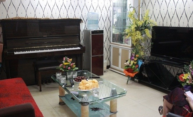 Tầng 1 căn nhà được dùng làm gara ô tô và khu sinh hoạt nằm ở tầng 2 đổ lên. Toàn bộ căn nhà được bài trí và thiết kế khá trẻ trung, bắt mắt với tông màu đen - trắng.