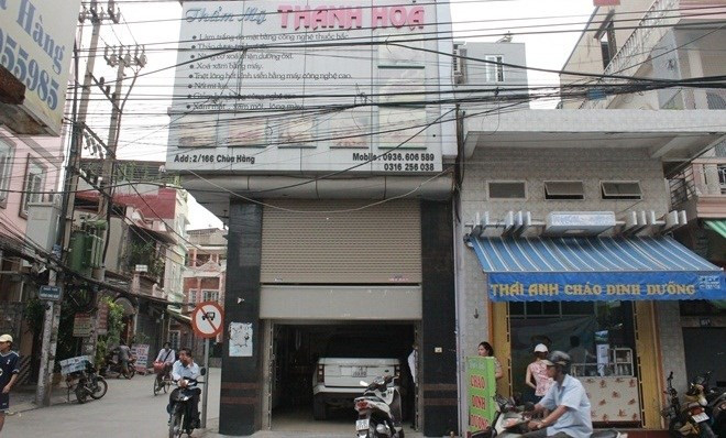 Ngoài căn nhà làm thẩm mỹ viện hiện tại thì căn nhà của bố mẹ Thu Ngân ở cũng nằm ở vị trí rất đẹp tại phố Chùa Hàng. Đây là địa chỉ cũ viện thẩm mỹ Thanh Hòa.