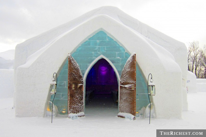 7. Hotel De Glace, Quebec Chỉ tốn 10 phút đi từ trung tâm thành phố Quebec, Canada. Hotel De Glace đã được mở từ năm 2001 và là khách sạn băng rất đặc biệt. Nó chỉ mở cửa từ đầu tháng Giêng đến cuối tháng Ba. Hotel De Glace chia thành từng phòng với đặc điểm riêng biệt. Có các gói đặc biệt như: Discovery, Adventure, Romantic Getaway and Ultimate Getaway với mức giá từ 350-500 USD/ người.