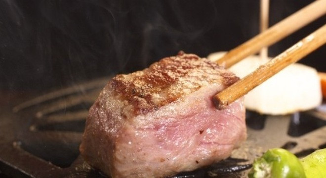 Thịt bò Wagyu Kobe. Kobe là loại wagyu nổi tiếng nhất bên ngoài Nhật Bản. Tuy nhiên, trên thực tế, đây chỉ là 1 trong 4 loại thịt bò cực phẩm của đất nước hoa anh đào. Thịt bò Kobe nổi tiếng thế giới với phần mỡ vân cẩm thạch dày đặc và vị thơm ngon béo ngậy. Trung bình, mỗi kg bò Kobe được định giá từ 500 USD đến 3.000 USD.