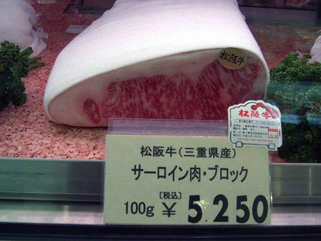 Bò Matsusaka. Được cho là loại thịt bò ngon nhất và tốt nhất tại Nhật. Đây là những cô bò trinh nữ, mềm nhất thế giới, gồm hàm lượng dinh dưỡng và phần mỡ vân cẩm thạch đặc trưng. Loại thịt bò này khá hiếm bởi mỗi năm chỉ thịt một số con.