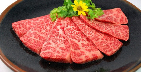 Bò Miyazaki. Miyazaki là giống bò đen thuần chủng 100% Nhật Bản được nuôi tại vùng Miyazaki ở điều kiện đặc biệt với lúa mì và ngô trong 900 ngày. Chúng được uống bia và massage để thư giãn tối đa, cho ra những miếng thịt hảo hạng nhất. Vài lát thịt bằng ngón tay cũng có giá đến 1 triệu đồng.