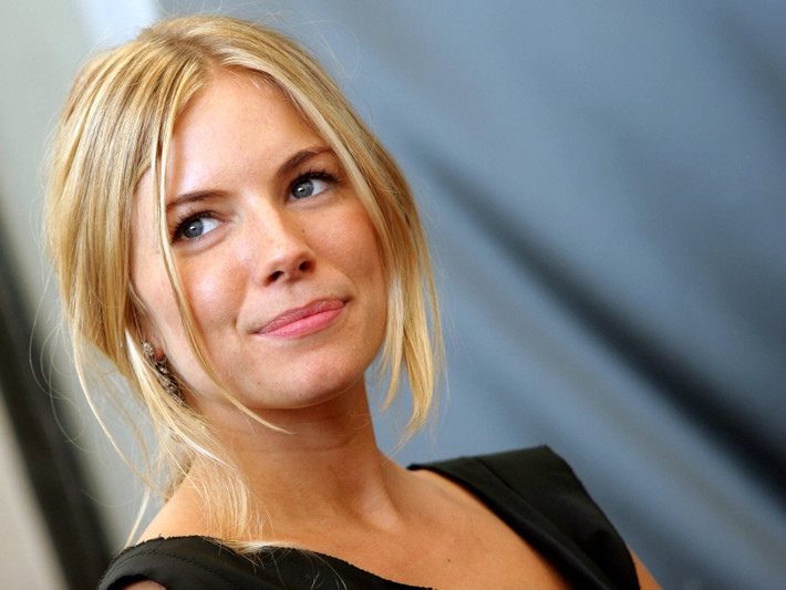 Trong đó Sienna Miller cũng dùng đá lạnh để đắp mặt. Mục đích của việc làm này là giúp làn da thêm sức sống, tăng tuần hoàn và ngoài ra còn nhiều công dụng thần kỳ khác.