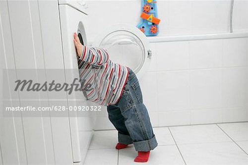 Theo người nhà, có khả năng do cháu Hiếu hiếu động mở cửa máy giặt chui vào bên trong, sau đó đóng cửa lại nhưng không ra ngoài được. Nguyên nhân tử vong của cháu được xác định là ngạt khí.
