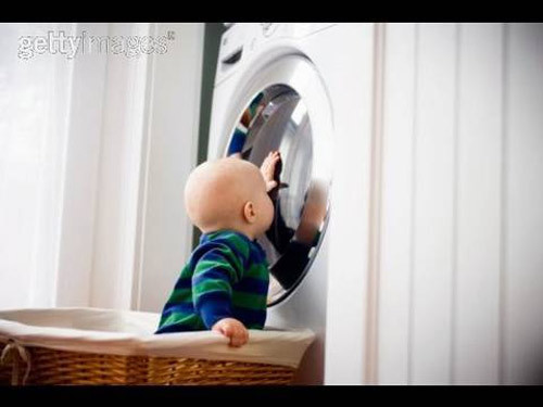 Tốt nhất là để máy giặt cách xa khu vui chơi của trẻ hay nơi trẻ có thể đến. Không để những đồ vật hấp dẫn trẻ gần máy giặt, và tìm hiểu kỹ chế độ an toàn cho trẻ em mà nhà sản xuất ghi trong hướng dẫn sử dụng.