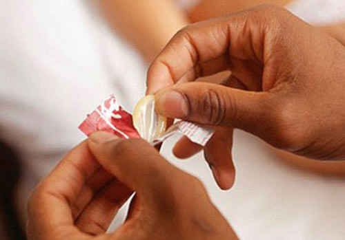 13,6% đến 44,7% người được hỏi tiết lộ tháo bỏ áo mưa trước khi cuộc yêu hoàn tất.