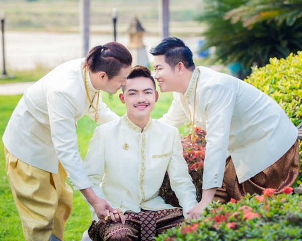 Chuyện kết hôn của các cặp đôi đồng tính từ lâu không còn là sự lạ, nhưng đám cưới của bộ ba đồng tính thì chắc chắn không có nhiều. Hồi tháng 2 vừa qua, bộ ba đồng tính Thái Lan gồm Joke, Art và Bell đã công khai kết hôn với nhau vào ngày hạnh phúc đặc biệt tại nhà của họ ở tỉnh Uthai Thani, Thái Lan.