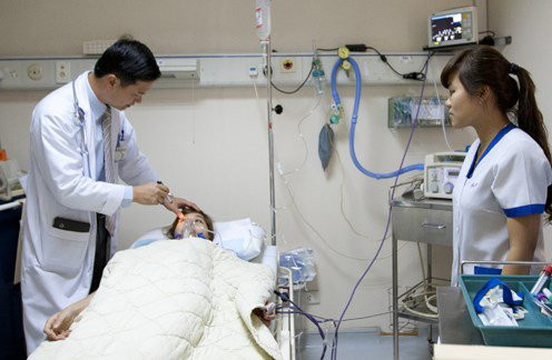 Một phụ nữ chết hụt vì tắm trắng bằng kem trộn. Hồi tháng 6/2012, nạn nhân H., 28 tuổi (Thủy Châu, Hương Thủy, Thừa Thiên Huế) được người nhà đưa đến bệnh viện trong tình trạng khó thở, phù phổi cấp (phổi bị ứ nước), bí tiểu, nôn mửa nhiều, tức ngực. Theo đánh giá của thầy thuốc, nếu để chậm khoảng 30 phút, nạn nhân sẽ khó qua khỏi.