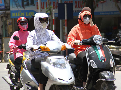 Thoa kem chống nắng 20-30 phút trước khi ra nắng. Sai lầm lớn nhất là khi chúng ta đang cố gắng để bảo vệ da khỏi ánh nắng mặt trời là thoa kem chống nắng không đủ thời gian để nó có tác dụng. Muốn kem chống nắng có hiệu quả, nó cần được bôi 20-30 phút trước khi tiếp xúc với ánh mặt trời. Mặt khác, dù đã bôi kem chống nắng, bạn cũng phải che chắn bằng áo bảo hộ cẩn thận.