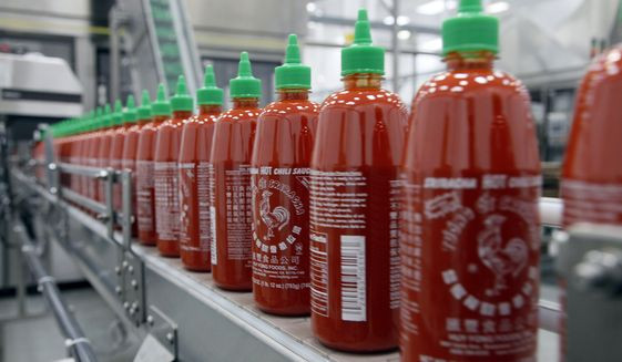 Y tá đổ tương ớt vào miệng bệnh nhân. Tracie Nellis, y tá làm việc tại Trung tâm điều dưỡng và Phục hồi chức năng Williston ở miền trung tiểu bang Floria đã bị tước giấy phép hành nghề sau khi bị buộc tội đổ tương ớt vào miệng hai bệnh nhân mất trí nhớ khi họ đang ngủ. Vụ việc xảy ra hồi tháng 3/2013, nhưng đến mùa hè năm ngoái cô này mới bị buộc tội, bao gồm tội danh hành hung một người 65 tuổi, và tội hành hung không gây nguy hiểm.