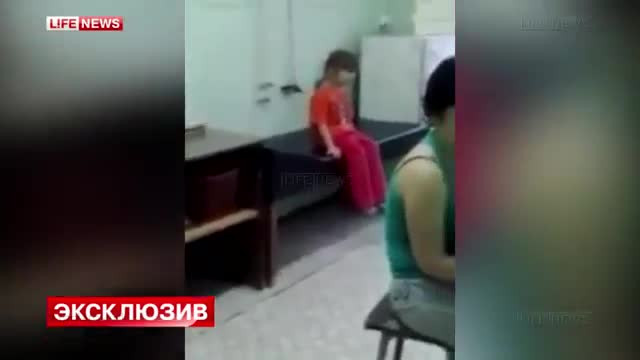 Y tá đánh bệnh nhân 6 tuổi dã man chỉ vì sợ tiêm. Trong lúc tiêm cho bé gái 6 tuổi, Lena, nữ y tá một bệnh viện ở Nga đã đánh đập em rất dã man vì cô bé này sợ tiêm, la khóc và giãy giụa. Chị gái của nạn nhân đã gửi cho cảnh sát địa phương đoạn video mà cô bé đã tình cờ nhìn thấy trong điện thoại của em mình, quay cảnh nữ y tá hành hạ bé Lena, và quyết định thông báo cho cảnh sát.