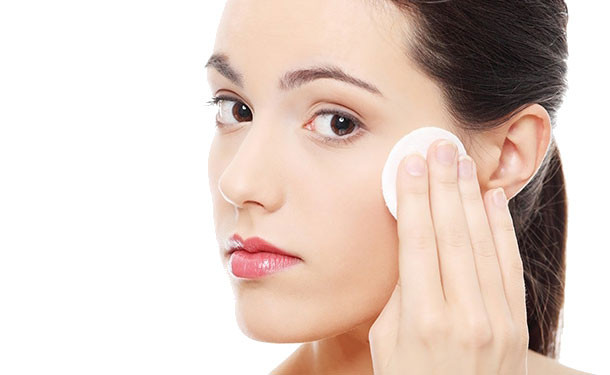 Tẩy tế bào chết và giúp da trắng sáng. Dùng nước hoa hồng có tác dụng lấy đi bụi bẩn và các tế bào chết cho da, đồng thời các vitamin C và tinh chất có trong nó, giúp da cung cấp đủ các dưỡng chất thiết yếu, giúp da trắng sang và rạng rỡ hơn. Tái tạo làn da trở nên mềm mịn và tươi trẻ hơn.