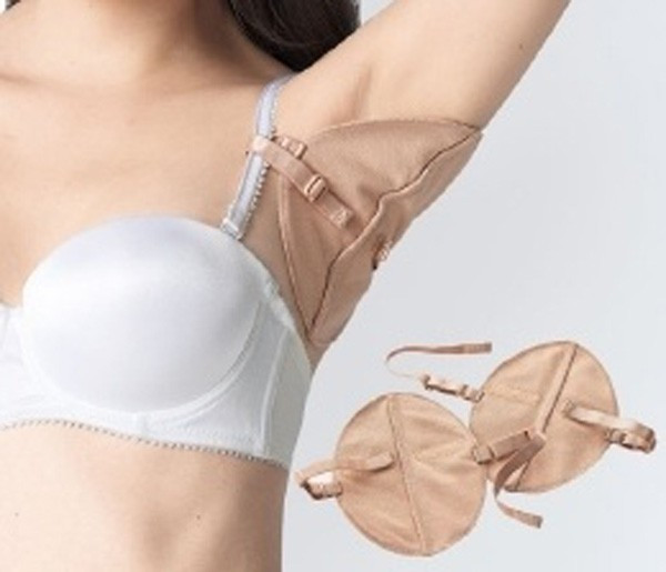 Dùng miếng dán nách để thấm mồ hôi. Đây được coi là công cụ hữu hiệu cho tín đồ thời trang trong trường hợp này. Khi có sự hỗ trợ của miếng dán nách thấm mồ hôi, bạn có thể mặc mọi màu sắc và kiểu dáng mà không lo xuất hiện vết ướt vô duyên. Với ngày bạn phải hoạt đồng cường độ cao ngoài trời, tốt nhất vài tiếng nên thay miếng dán tránh tình trạng mồ hôi quá nhiều sẽ trào ngược ra ngoài.