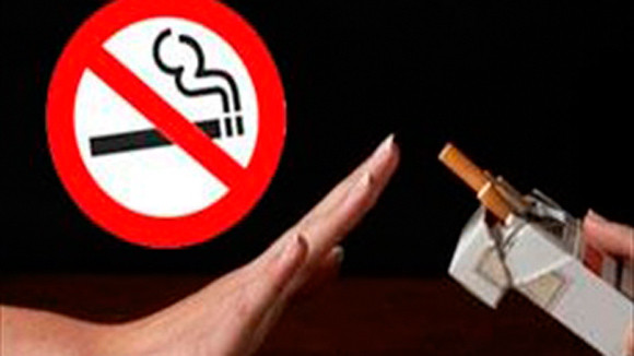 Giảm hút thuốc lá. Thuốc lá không chỉ gây nhiều tác hại không tốt cho sức khỏe mà còn làm bạn tiết nhiều mồ hôi hơn. Hút thuốc làm nhịp tim nhanh hơn, tăng nhiệt độ cơ thể. Hãy hạn chế hút thuốc vào mùa hè và tốt nhất, bạn nên bỏ thuốc.