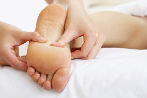 Chuột rút: hầu hết các trường hợp bị chuột rút xảy ra sau khi bệnh nhân hoạt động mạnh ở các nhóm cơ bị ảnh hưởng. Do cơ thể mất nước và chất điện giải gây nên tình trạng “chuột rút”, có khi cơ bị co rút mạnh, kéo dài 1-3 phút, nhất là các cơ phải cử động nặng. Bệnh nhân có thể bị kích động và đau nhiều ở cơ bị chuột rút. Thân nhiệt bình thường hoặc hơi tăng. Các cơ bị chuột rút cứng và nổi cục.