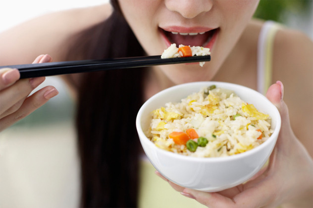 Gây tổn hại nghiêm trọng hệ tiêu hóa. "Gạo này tất nhiên là khác gạo thường vì nó rất cứng ngay cả khi đã được nấu”, một chuyên gia thực phẩm Trung Quốc cho biết. Nếu ai ăn phải lượng “gạo nhựa” tương đương ba bát cơm, họ đã cho vào bụng một túi nilông.