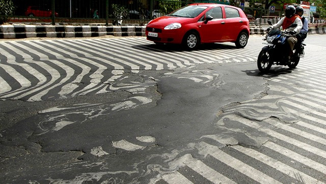 Mặt đường gần bệnh viện Safdarjung tại thủ đô New Delhi biến dạng ngày 26/5. Ấn Độ đang hứng chịu đợt nắng nóng kỷ lục khiến ít nhất 1.118 người thiệt mạng. Năm 2003, nhiệt độ tăng cao cũng làm 1.900 người tử vong. Ảnh: Hindustan Times.