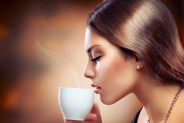 Để tránh tình trạng mất nước, bạn chỉ nên uống lượng cà phê được khuyên dùng hàng ngày. Ngoài ra, bạn cũng có thể đổi sang uống loại cà phê được khử cafein hoặc những loại cà phê như espresso, có chứa lượng cafein thấp hơn.