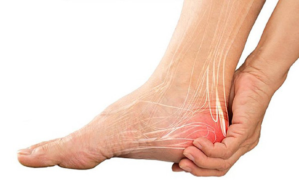 Lý giải hiện tượng yếu thận gây đau gót chân, Đông y cho rằng khi thận có vấn đề, kinh lạc sẽ bị tắc nghẽn, gây nên cảm giác đau nhức. Do vậy, nếu đau gót chân không rõ nguyên nhân, bạn nên đi khám để được khám và điều trị đúng cách. (Ảnh minh họa)