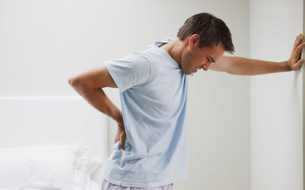 3. Đau tuyến tiền liệt. Thận là cơ quan lớn trong cơ thể con người. Khi bị quá tải, suy giảm chức năng, thận không thể đào thải hết các chất độc. Nguồn chất gây hại đó sẽ đi qua tuyến tiền liệt gây ra các cơn đau. (Ảnh: Shutterstock)