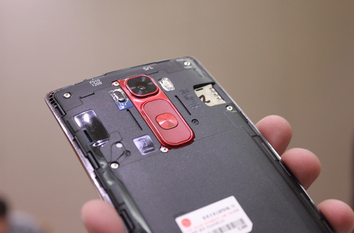 G Flex 2 sử dụng pin 3000 mAh và trang bị công nghệ sạc nhanh giúp sạc từ 0 lên 50% pin trong 40 phút.