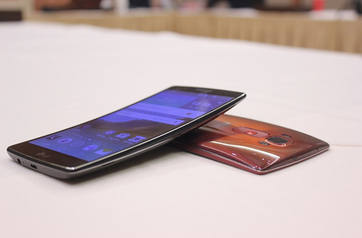 G Flex 2 là thế hệ smartphone màn hình cong thứ 2 của LG, kế nhiệm cho chiếc G Flex ra mắt tháng 10/2013.