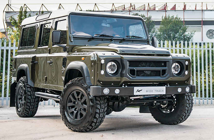 Land Rover Defender "Chelsea Wide Track": Mẫu xe việt dã này được bổ sung gói phụ kiện khí động mới, gồm cánh gió trước/sau mới, hốc gió tích hợp lưới bằng thép không gỉ trên nắp capô và cụm đèn pha kiểu xe quân sự. Gói nâng cấp "Chelsea Wide Track" chỉ tân trang thiết kế từ trong ra ngoài, công suất vẫn giữ nguyên.