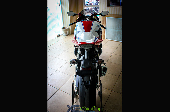 Yên sau solo, kính chắn gió racing