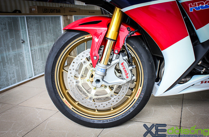 So với CBR1000RR thông thường, phiên bản CBR1000RR SP 2014 được bổ sung thêm cặp thụt trước 43mm Ohlins, phanh Brembo 4 pittong, đường kính đĩa phanh 320mm, lốp 120/70-17 Diablo Supercorsa SC.