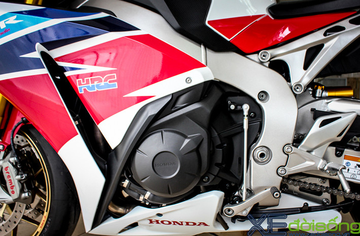 CBR1000RR SP trang bị động cơ bốn xi lanh dung tích 1.000cc, hệ thống phun xăng điện tử PGM-DSFI tiên tiến giúp xe hoạt động mượt mà hơn ngay cả khi chạy chậm.